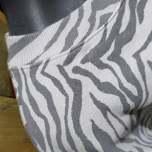 NEW REBECCA MINKOFF GREY ANIMAL ZEBRA PRINT SWEATSHIRT SIZE MEDIUM OVERSIZED NWT - Picture 2 of 8